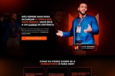 3:2 — mão com telemóvel, botão à vista.